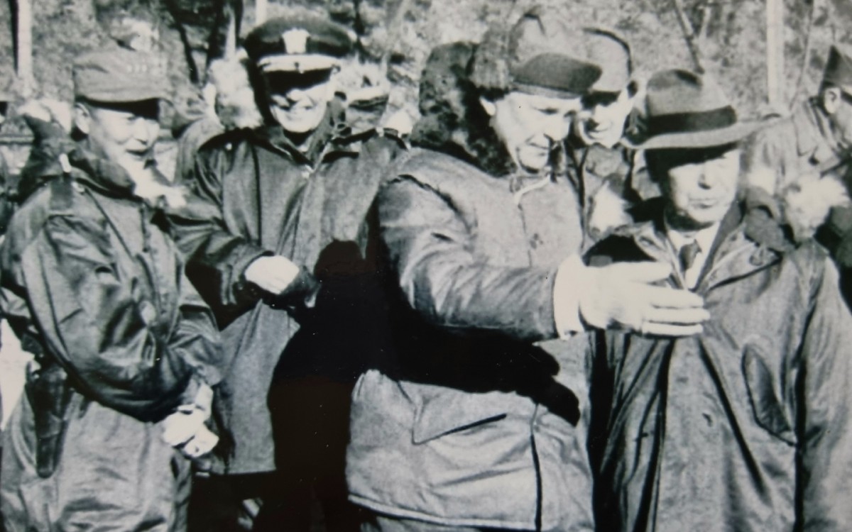 아이젠하워 대통령 당선자의 한국전선 방문 (1952년12월)<br />그는 한국에 가겠다(I shall go to Korea)는 대선공약을 했었다. 맨 좌측은 백선엽 장군