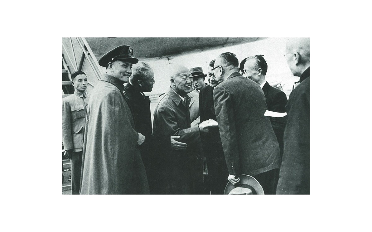 자유중국을 방문, 장개석총통과 그 각료들의 환영을 받는 대통령 (1953년 11월)<br />