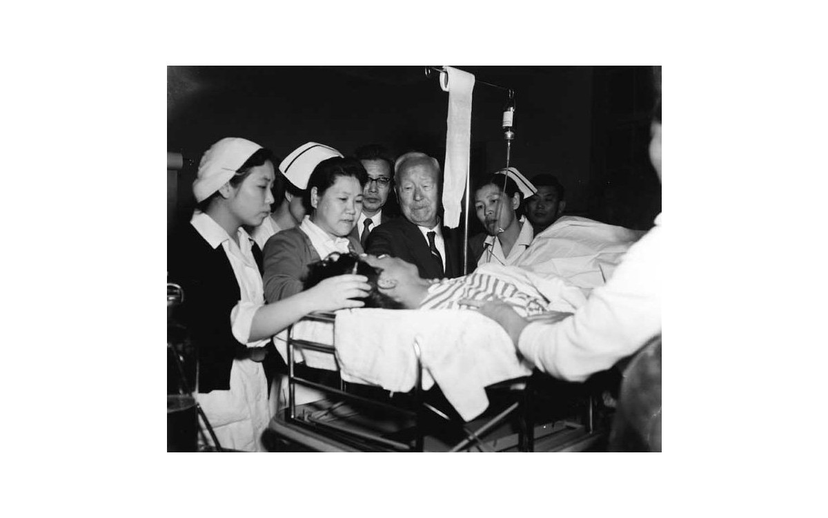 4.19 직후 서울대학교 병원을 찾아 발포에 부상한 학생들을 위문하는 이승만 대통령 (1960년 4월 23일)<br />다친 학생들을 보고 그는 울음을 터뜨린다.(해당영상은 2015년에야 대중에 공개되었다.)