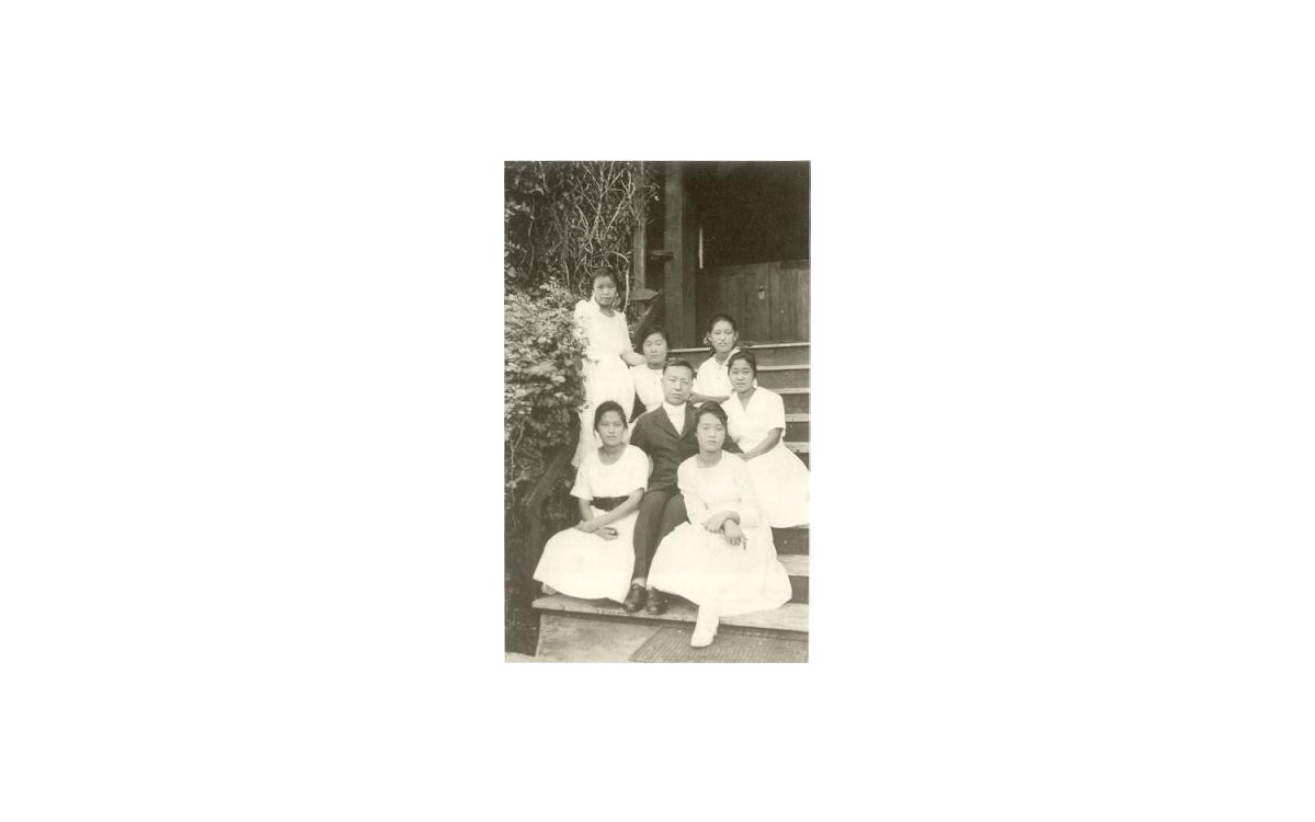 1918년 이승만이 학교 구내에서 여학생 제자들과 함께 찍은 사진<br />