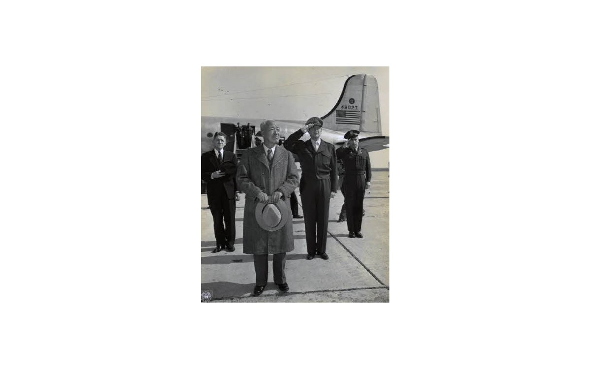 일본 하네다 공군기지에 도착한 이승만 대통령 (1948년)<br />