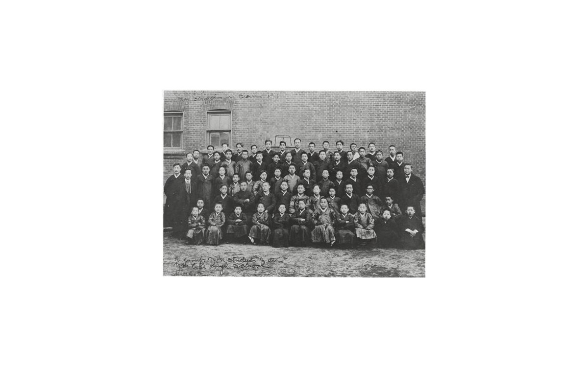YMCA 성경반 학생들과 함께 (맨 오른쪽에 서 있는 이가 이승만 박사, 1912년)<br />