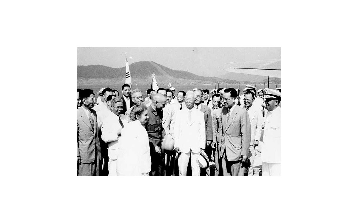 서울에서 장개석 총통과 함께 (1949년 8월)<br />