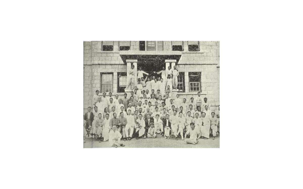 1911년 6월에 <기독학생 하령회>가 열렸던 개성의 한영서원<br />이승만이 앞줄 중앙에 앉아있다. 한영서원은 윤치호가 세운 학교로 지금의 인천 송도고등학교의 전신이다.