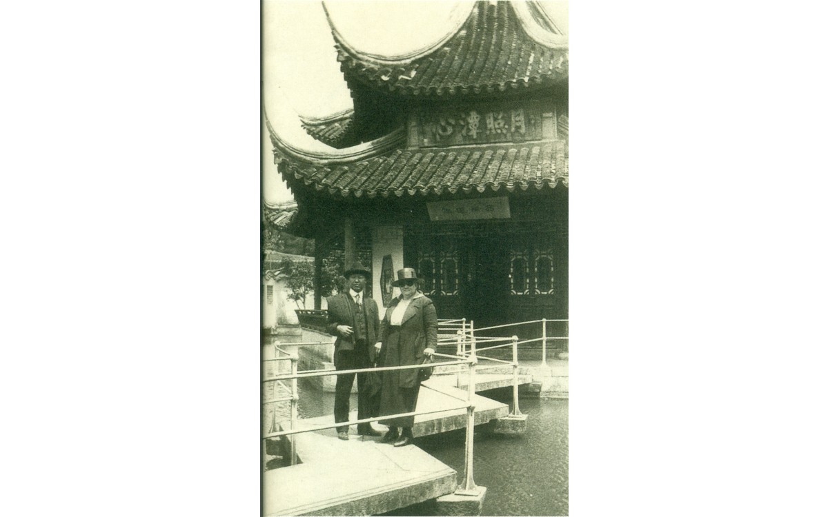 이승만 중국 소주 관광시 크로프트 목사 부인과 함께 (1921년 5월 24일)<br />