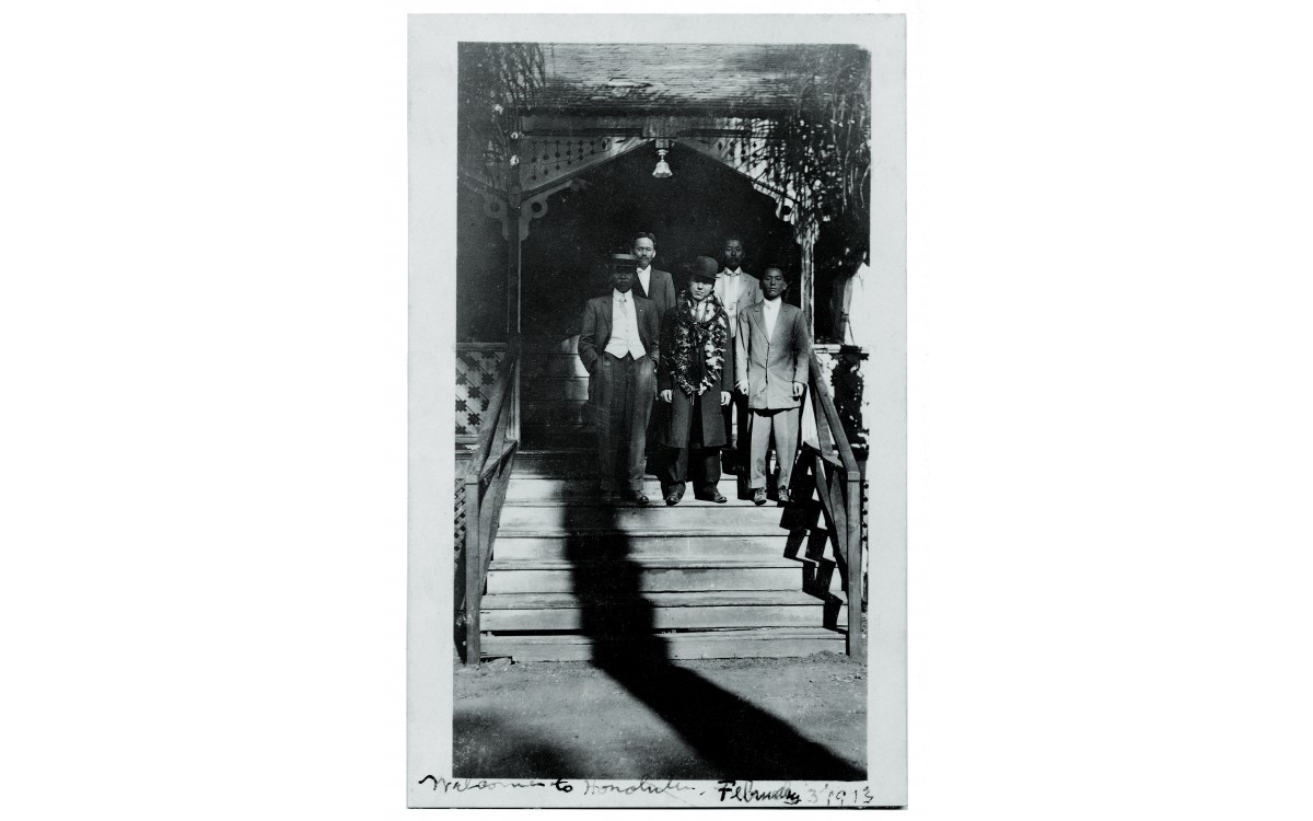 이승만 박사가 호놀룰루에 도착한 날 출영객들과 함께 찍은 사진 (1913년 2월 3일)<br />가운데 하와이 레이를 걸친 이승만, 왼쪽 끝이 박용만이다. 이날 그는 부친의 부음을 들었다.