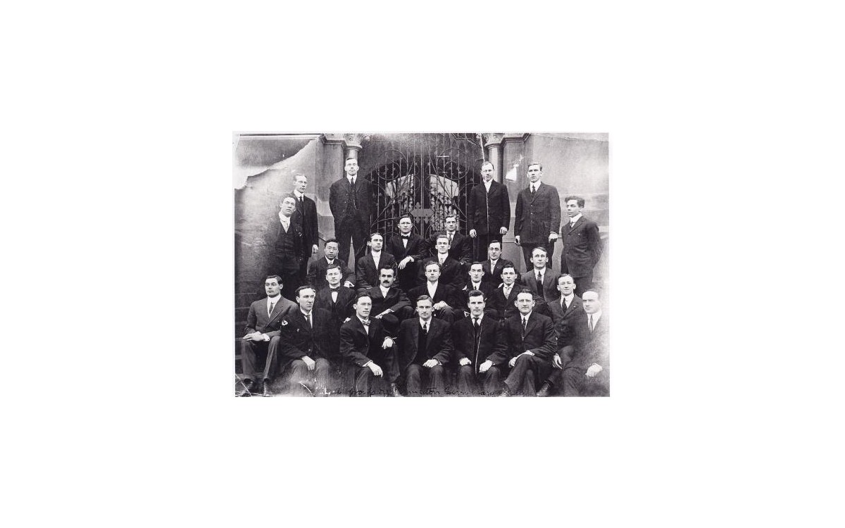 프린스턴 대학교 신학부 학생들과 함께 (1909년)<br />이승만은 정치학과에서 박사과정을 밟고 있었으나, 장학금 지급 관계로 신학부 기숙사에서 머물렀다.