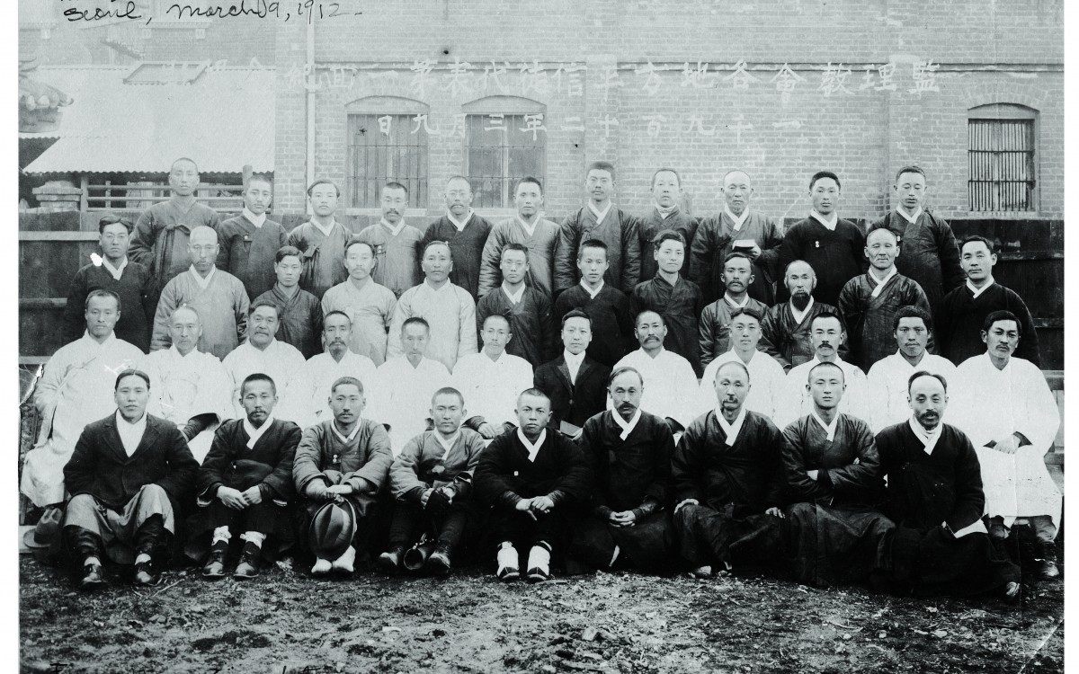 1912년 3월 9일 서울에서 모인 <감리교회 각 지방 평신도대표 제14기 회의> 참가자들 (둘째 줄 가운데가 이승만)<br />이 회의에서 이승만은 미국 미네아폴리스에서 열리는 <기독교 감리회 4년 총회>의 한국 평신도 대표로 선출되어 다시 한국을 떠나게 되었다.