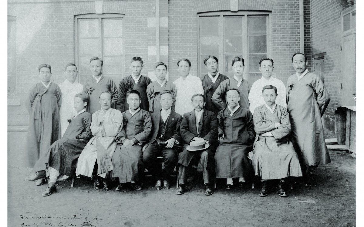 일제의 탄압을 피해 이승만이 서울을 떠나기에 앞서 서울YMCA 간부들과 함께 찍은 송별모임 사진(1912년)<br />이승만은 33년 후인 1945년에야 다시 귀국하게 된다.