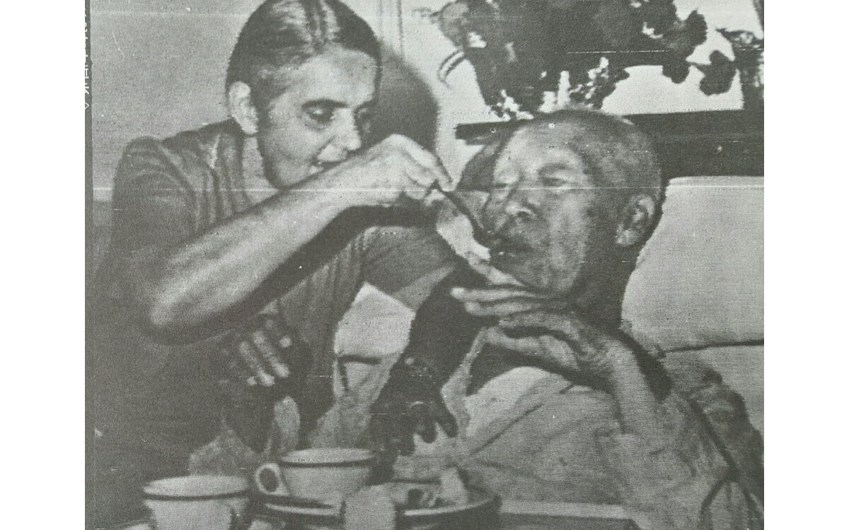 90세 생일 (1965년 3월 26일)<br />프란체스카 여사의 도움을 받아 음식 드시는 장면