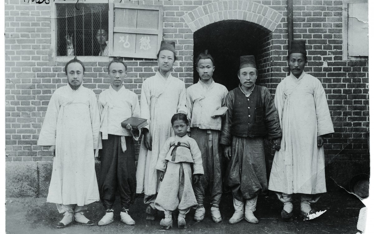 1904년 한성감옥에서 (왼쪽에서 세번째가 이승만이다)<br />당시 어린이들도 감옥에 있었기 때문에 청년 이승만은 옥중학교를 운영하여 한글과 한문을 가르쳤다.
