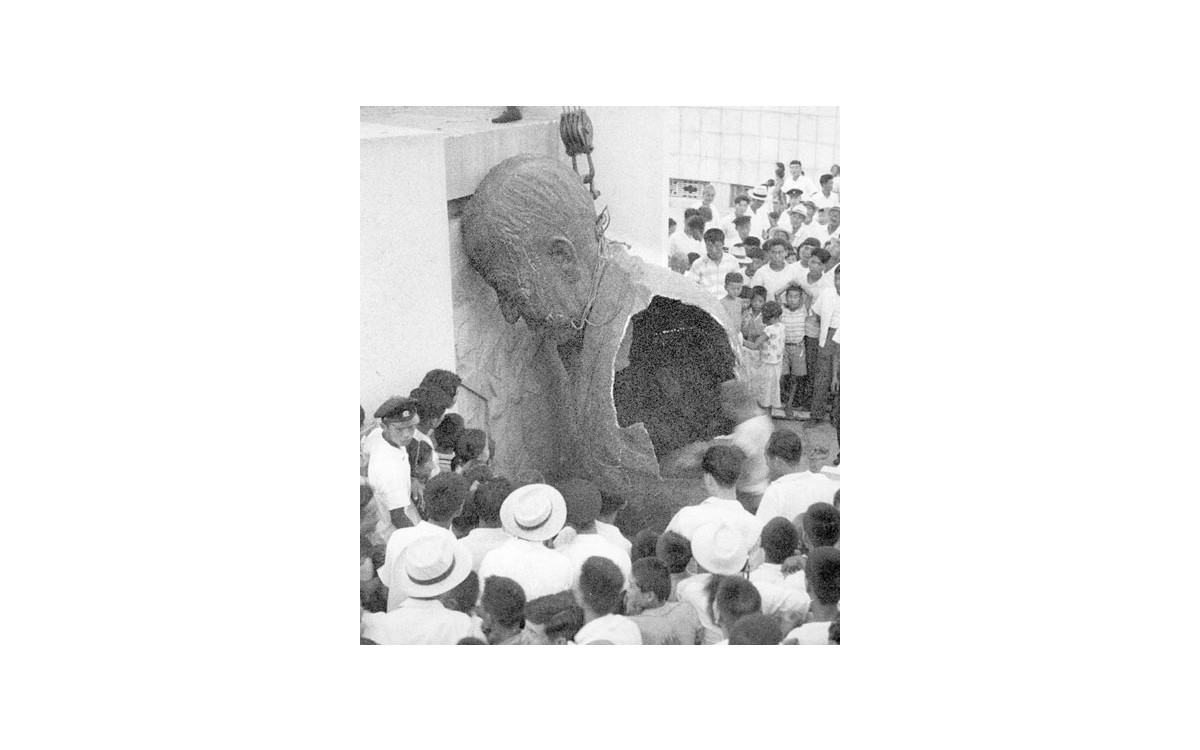 1960년 4·19 직후 시위대들이 이승만 동상을 끌어내리고 있다<br />